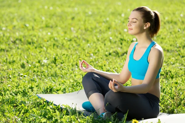 Vrouw mediteren in park — Stockfoto