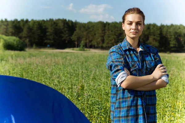 Hezká žena v létě lese — Stock fotografie