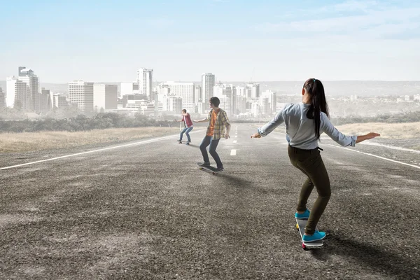 Junge Leute fahren Skateboard — Stockfoto