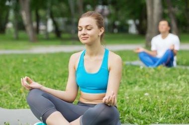 Yoga pratik parkta sahip