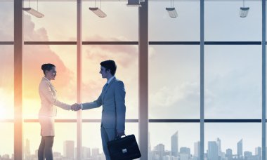 iş ortakları el sıkışma