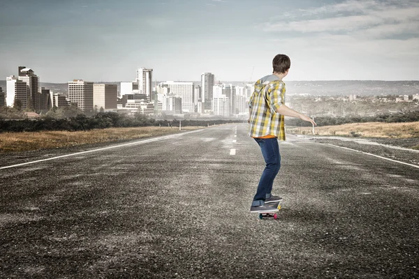 Junge fährt Skateboard — Stockfoto