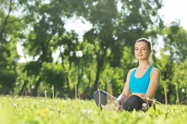 Frau meditiert im Park — Stockfoto