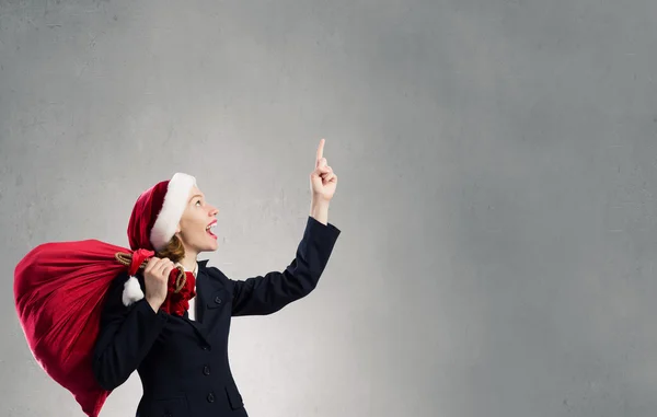 Femme d'affaires en chapeau de Père Noël — Photo