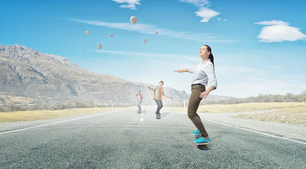 Les jeunes à cheval skateboard — Photo