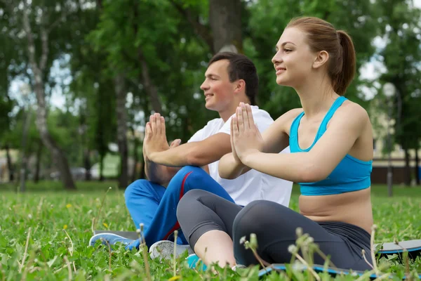 Pratique du yoga dans le parc — Photo