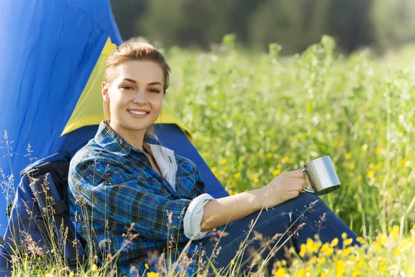 Femme randonneuse dans la forêt d'été — Photo