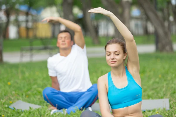 Tener práctica de yoga en el parque — Foto de Stock
