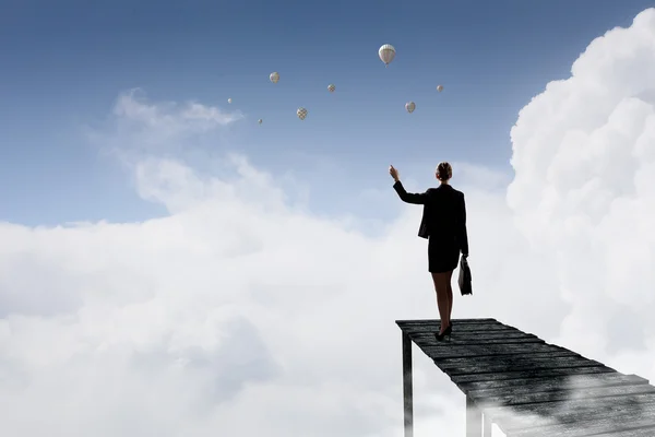 Businesswoman stand on berth — Stock Photo, Image