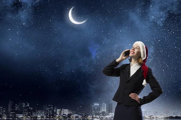 Santa vrouw met mobiele telefoon — Stockfoto