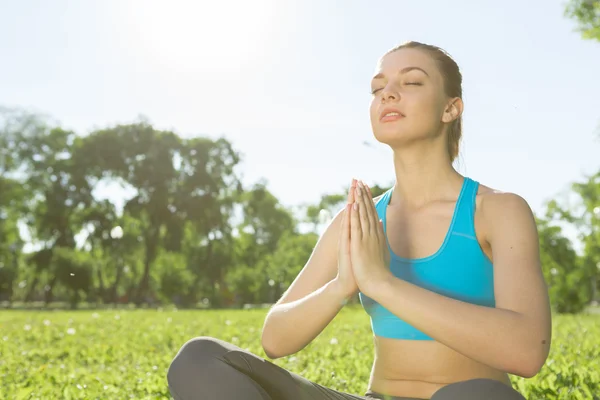 Mulher meditando no parque — Fotografia de Stock