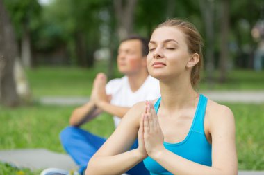 Yoga pratik parkta sahip