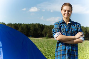 Yaz ormandaki güzel kadın