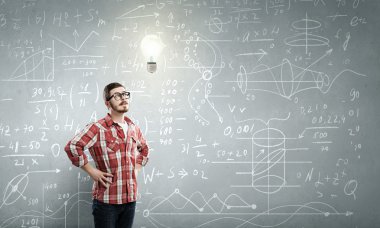 Yakışıklı düşünceli öğrenci adam