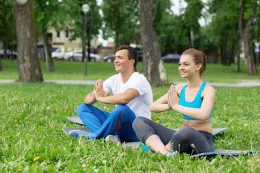 Yoga pratik parkta sahip