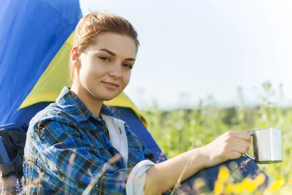 Kobieta turysta w las lato — Zdjęcie stockowe