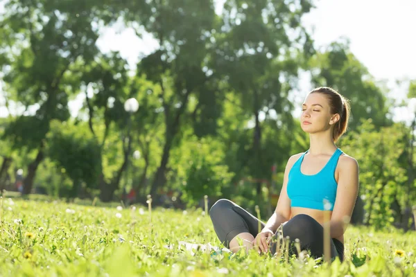 Frau meditiert im Park — Stockfoto