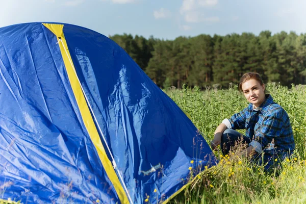 Donna tenda di fissaggio — Foto Stock