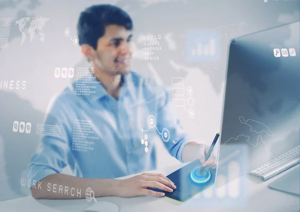 Diseñador guapo en el trabajo — Foto de Stock