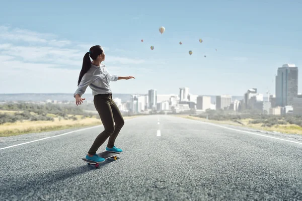 Mädchen fahren Skateboard — Stockfoto
