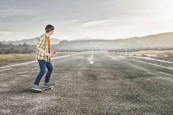 Junge fährt Skateboard — Stockfoto