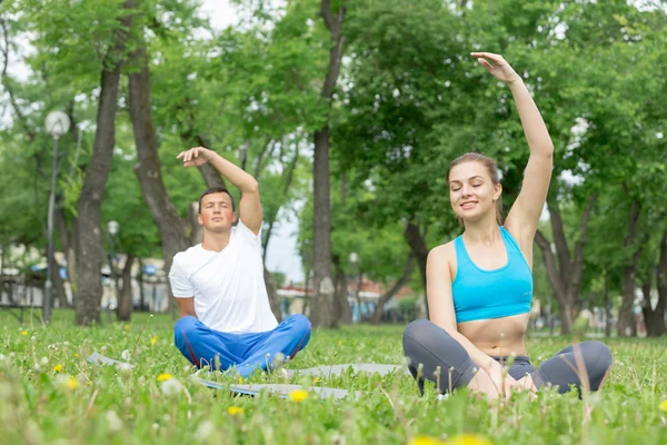 Yoga-Praxis im Park — Stockfoto