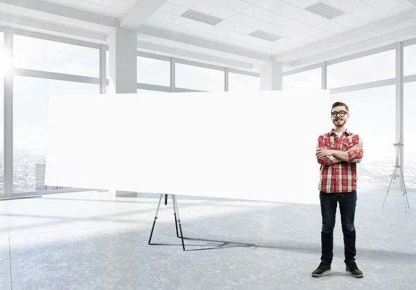 Tipo con tablero de presentación — Foto de Stock