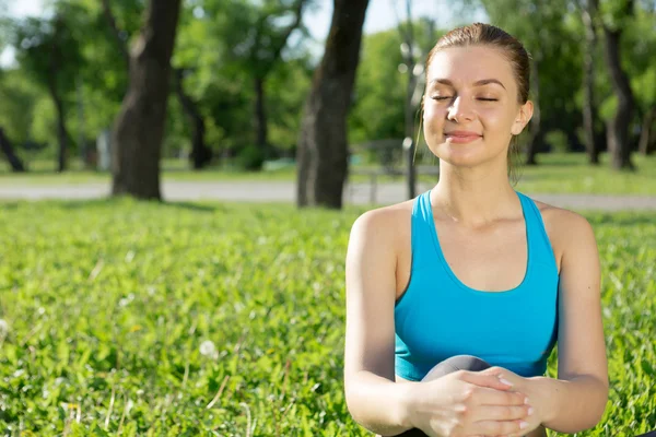 Mujer meditando en el parque —  Fotos de Stock