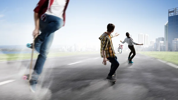 Mladí lidé na koni skateboard — Stock fotografie
