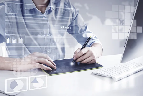 Diseñador guapo en el trabajo — Foto de Stock