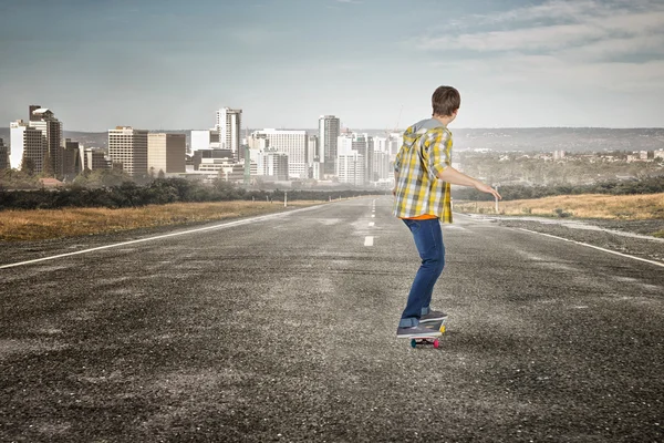 Chlapec jízda skateboard — Stock fotografie