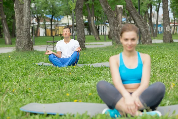 Tendo prática de ioga no parque — Fotografia de Stock