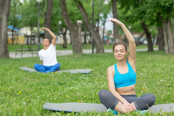 Yoga pratik parkta sahip — Stok fotoğraf
