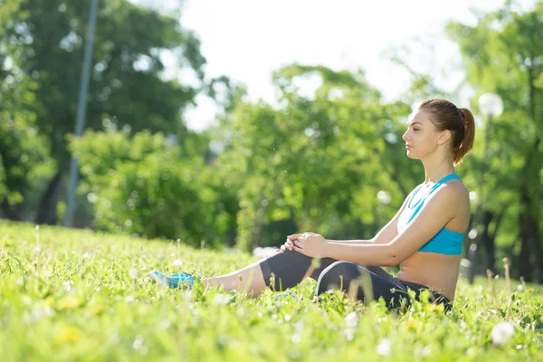 Kadın parkta meditasyon — Stok fotoğraf