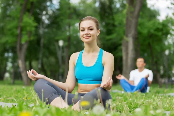 Tener práctica de yoga en el parque — Foto de Stock