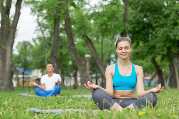 Практика йоги в парку — стокове фото