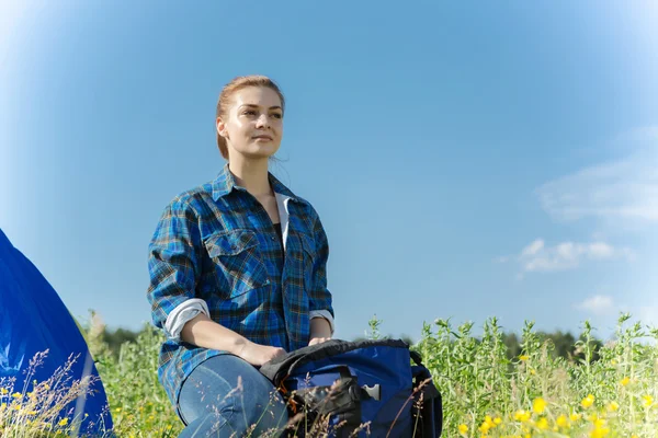 Femme randonneuse dans la forêt d'été — Photo