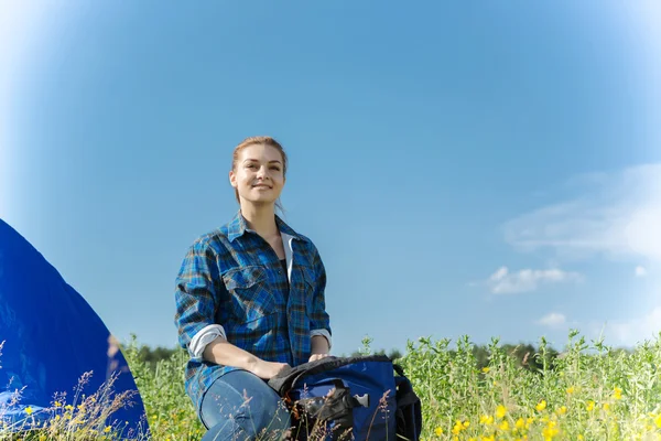 Femme randonneuse dans la forêt d'été — Photo