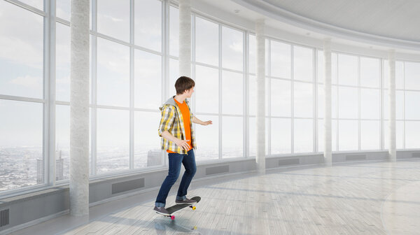 Скейтбордист в интерьере
