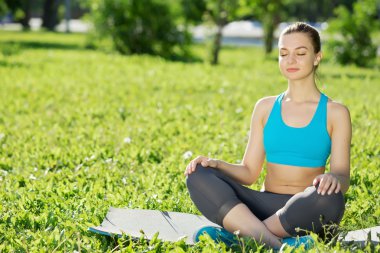 kadın parkta meditasyon