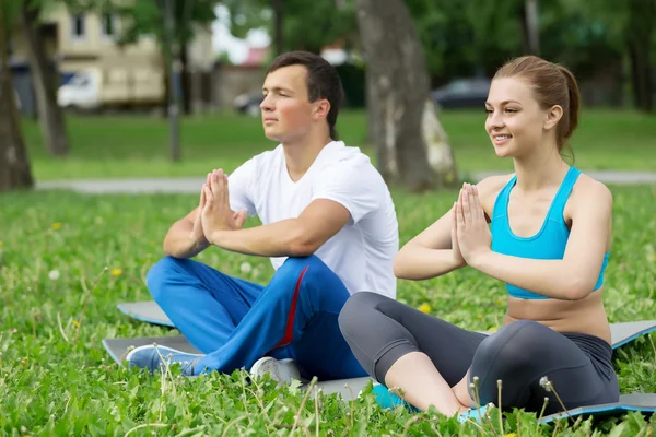 Att ha yoga praxis i park — Stockfoto