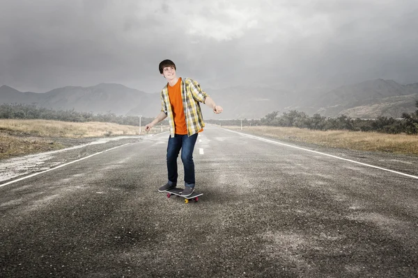 Αγόρι βόλτα skateboard — Φωτογραφία Αρχείου