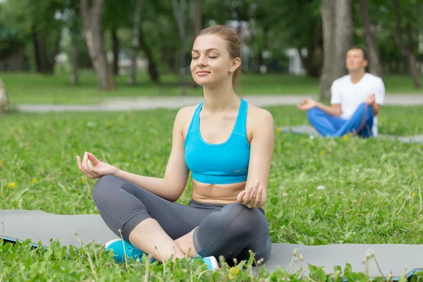 Having yoga practice in park — Stock Photo, Image