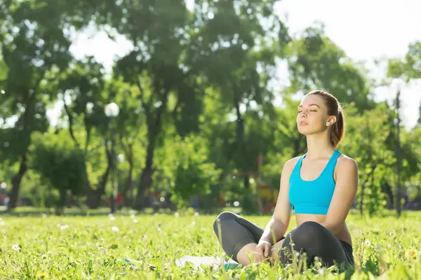 Mujer meditando en el parque — Foto de Stock