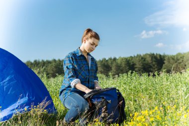 Uzun yürüyüşe çıkan kimse kadın yaz ormandaki