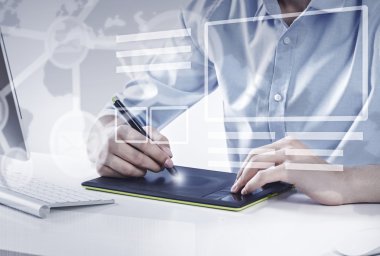 iş yerinde yakışıklı Tasarımcısı