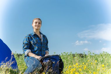 Uzun yürüyüşe çıkan kimse kadın yaz ormandaki