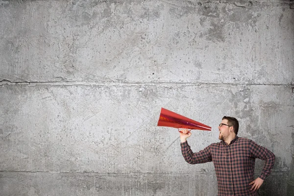 Guy hacer anuncio en trompeta — Foto de Stock