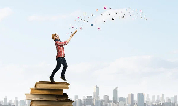 Hipster chico con libro en las manos — Foto de Stock