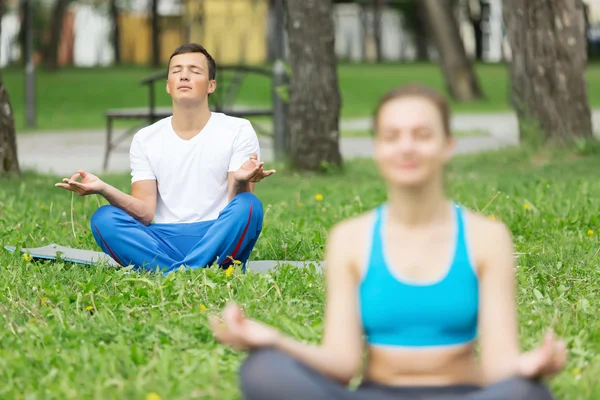 Tendo prática de ioga no parque — Fotografia de Stock